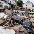Schuld (Alemania), 15/07/2021.- Escombros de casas y automóviles después de las inundaciones en Schuld, Alemania, el 15 de julio de 2021. Gran parte de Alemania Occidental se vio afectada por lluvias intensas y continuas durante la noche hasta el 15 de julio inundaciones repentinas que destruyeron edificios y arrasaron automóviles. (Inundaciones, Alemania) EFE / EPA / SASCHA STEINBACH