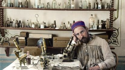 Autorretrato de Cajal en su laboratorio de Valencia hacia 1885, coloreado por Rafael Navarrete.