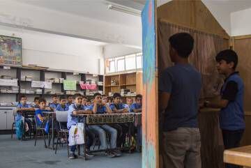 Mohammed Aldeeb, de 11 años, le pone voz a uno de los títeres, en el Colegio Túnez de Gaza.