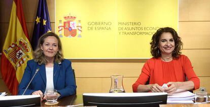La vicepresidenta primera y ministra de Asuntos Económicos, y Nadia Calviño, y la ministra de Hacienda, María Jesús Montero, durante la presentación del escenario macroeconómico 2022-2025.