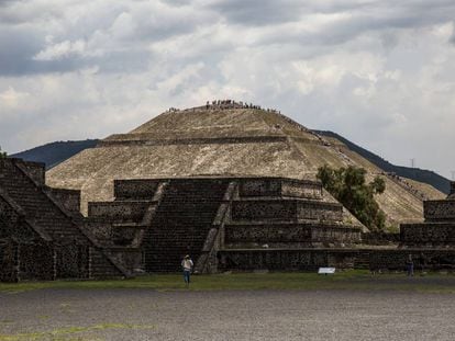 La Pirámide del Sol y el cerro Patlachique.
