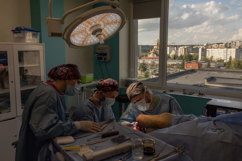 Los cirujanos de Unbroken realizan una operación en la pierna amputada de Maksym Marchenko, de 29 años, soldado ucranio que perdió la pierna el año pasado en combates en Soledar, cerca de Bajmut.