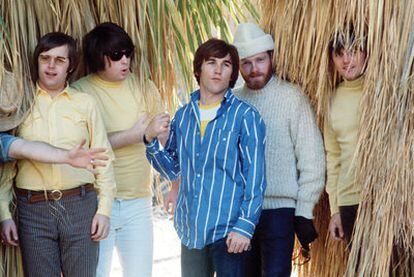 Los Beach Boys (Brian Wilson con gafas de sol) a finales de 1966.
