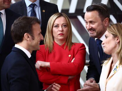 La primera ministra italiana, Giorgia Meloni, junto al presidente francés, Emmanuel Macron, el luxemburgués Xavier Bettel y la presidenta del Parlamento Europeo, Roberta Metsola, durante la cumbre de este jueves en Bruselas.