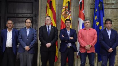 El presidente Ximo Puig con otros miembros institucionales guardan un minuto de silencio por el atentado de Manchester tras las presentación del plan.