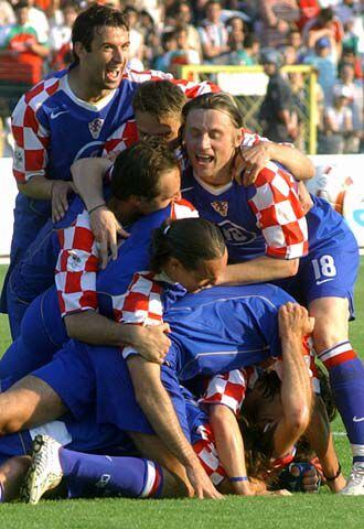 Los jugadores de Croacia celebran uno de sus tantos a Bulgaria.