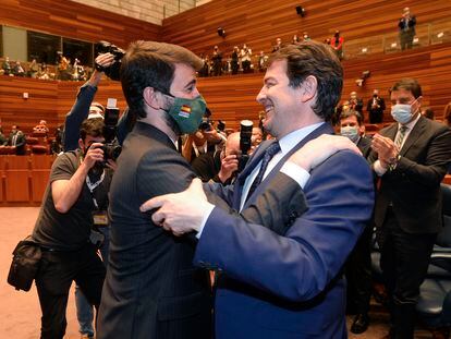 El reelegido presidente de la Junta de Castilla y León, Alfonso Fernández Mañueco, abraza a su nuevo vicepresidente, Juan García-Gallardo (izquierda), de Vox, tras el debate de investidura en Valladolid.