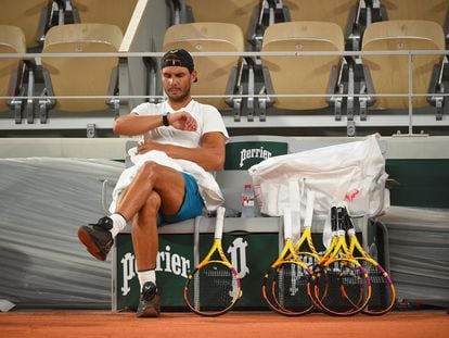 Nadal descansa durante su primer entrenamiento en Roland Garros, este jueves en París. / ROLAND GARROS