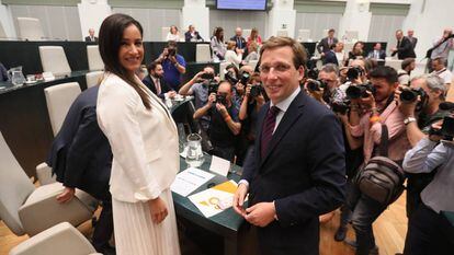 Begoña Villacís felicita a José Luis Martínez Almeida, elegido alcalde de Madrid.