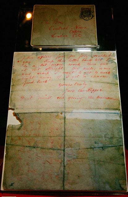 Una de las cartas atribuidas a Jack el Destripador y enviada a la prensa en septiembre de 1888, tal y como fue exhibida en una exposición en Londres en 2008.
