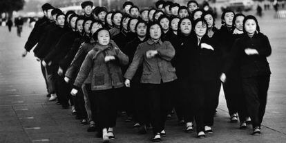 Estudiantes desfilan por la plaza de Tiananmen de Pek&iacute;n en 1965.&ensp;