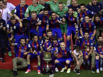 Els jugadors del Barça celebren la victòria de la Copa del Rei.