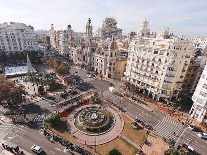 La plaza del Ayuntamiento de Valencia, que ha restringido el tráfico durante las fiestas navideñas.