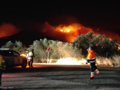 El incendio en Montitxelvo, a primera hora de la noche, en una imagen del Consorcio de bomberos de Valencia.