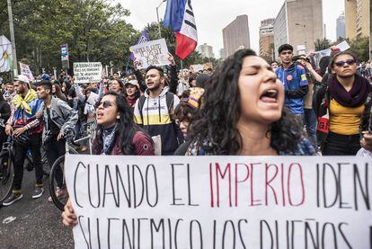 Jóvenes manifestantes marchan en Bogotá.