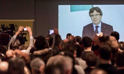 El expresidente Carles Puigdemont interviene en vídeo en Lovaina, este martes.