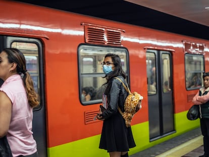 Una mujer usa tapabocas como medida de prevención en el metro de la Ciudad de México.