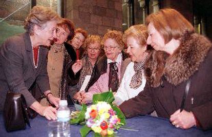 Marta Ferrusola (izquierda), durante el acto del martes en Girona.