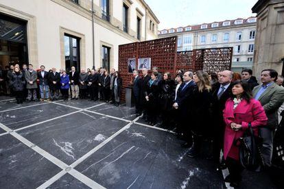 Un momento del homenaje celebrado en el Parlamento vasco a los asesinados Fernando Buesa y Enrique Casas.