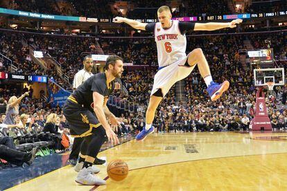 Porzingis salta ante Kevin Love, durante el Cavaliers-Knicks.