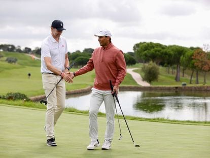 Pau Gasol y Rafa Nadal, este lunes en un torneo de golf solidario en Boadilla del Monte.