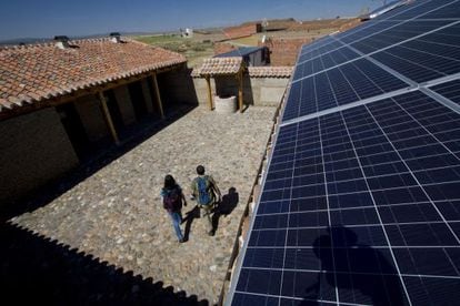 Paneles solares en el albergue de peregrinos de Gotarrendura, &Aacute;vila.