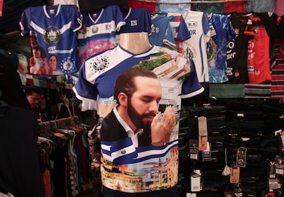 Una camisa con la imagen del presidente salvadoreño Nayib Bukele es vendida en un mercado de San Salvador.