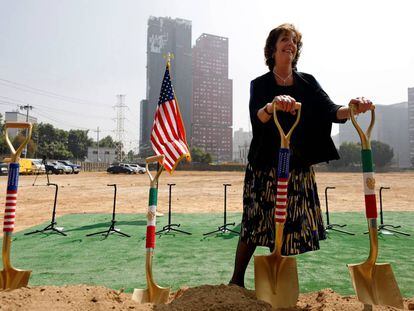 Roberta Jacobson en el inicio de obras en la Ciudad de México.