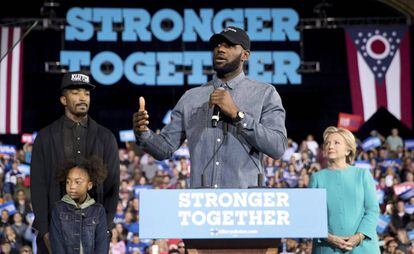 JR Smith, LeBron James y Hillary Clinton, el 6 de noviembre, en Cleveland.
