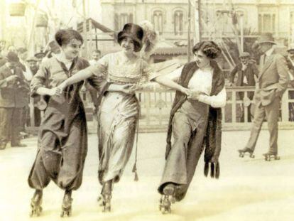 La faldilla pantal&oacute;, com la de la patinadora de la dreta a l&rsquo;Sportsmen&rsquo;s Park del Sal&oacute; de Sant Joan, el 1911, aixec&agrave; pol&egrave;mica fins i tot entre les feministes.