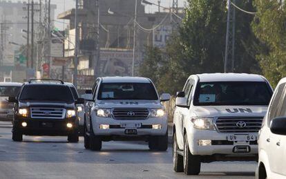El convoy de la ONU, en la ciudad libanesa de Taanayel tras salir de Siria.