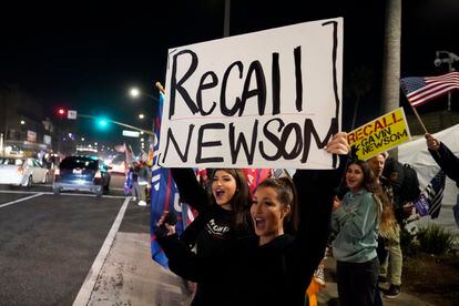 Simpatizantes del movimiento republicano para remover a Newsom