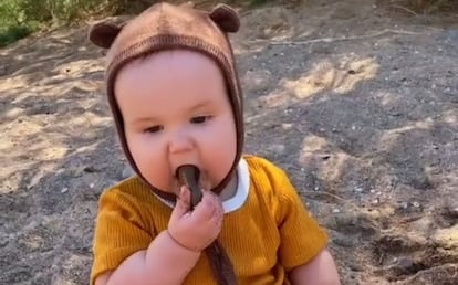 Frame del video en el que una madre defiende que su pequeño coma arena para mejorar sus defensas.