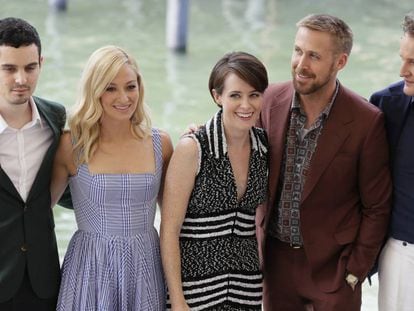 Desde la izquierda, Chazelle, Olivia Hamilton, Claire Foy, Ryan Gosling y Jason Clarke en Venecia. En vídeo: Tráiler de 'First man'.