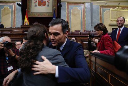 Pedro Sánchez y Pablo Iglesias se abrazan tras concluir la votación.