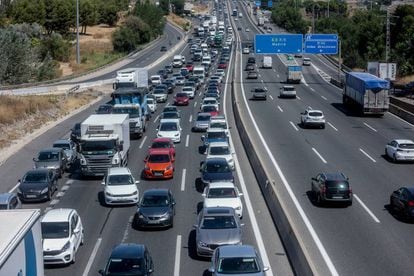 Vehículos circulan por la A4 de Madrid.