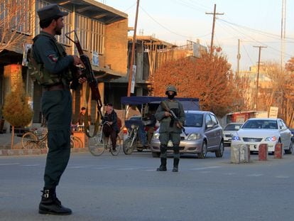 Policías afganos, este viernes cerca del lugar del atentado.