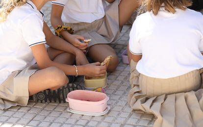 Varias niñas toman el almuerzo en el patio, en el inicio del curso en el colegio de la Alameda de Osuna.