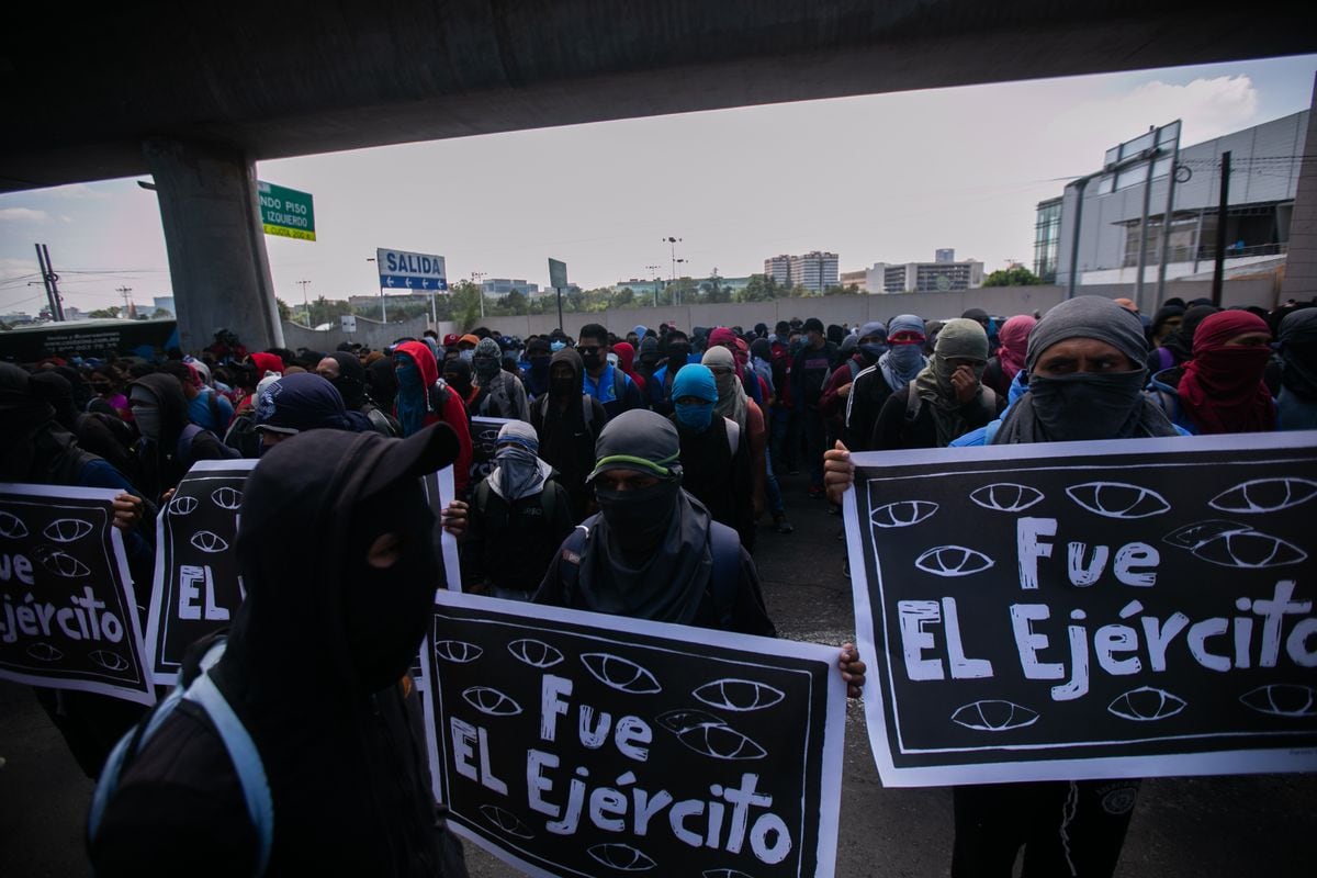 A judge orders the release of eight soldiers linked to the Ayotzinapa case