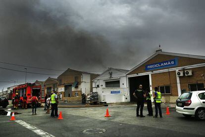 Incendio en una empresa de reciclaje de cart&oacute;n de Alboraya (Valencia).