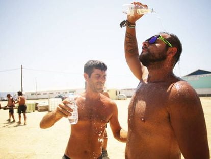 Trabajadores desmontando los escenarios del festival Cabo de la Plata 2017 a más de 40 grados a pleno sol en Barbate, Cádiz.