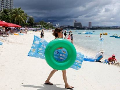 Turistas en la playa de Tumon, en Guam. 