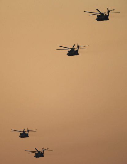 Helicópteros CH-53 del Ejército israelí vuelan cerca del puerto de Ashdod, en el suroeste de Israel. La Flotilla de la Libertad III vio esta madrugada frustrado su intento de romper por mar el férreo bloqueo israelí impuesto sobre la franja de Gaza.