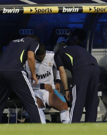 Cristiano Ronaldo es atendido por los médicos del club.