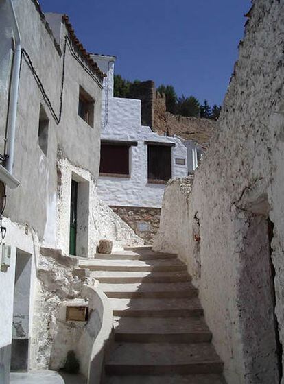 Calle típica con casas encaladas y escalinata de Segura de la Sierra