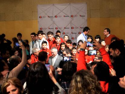 Anatoli Kárpov, en el centro, durante la entrega de premios del torneo Chess&Gazte, el pasado domingo en el BEC de Barakaldo (Bizkaia).