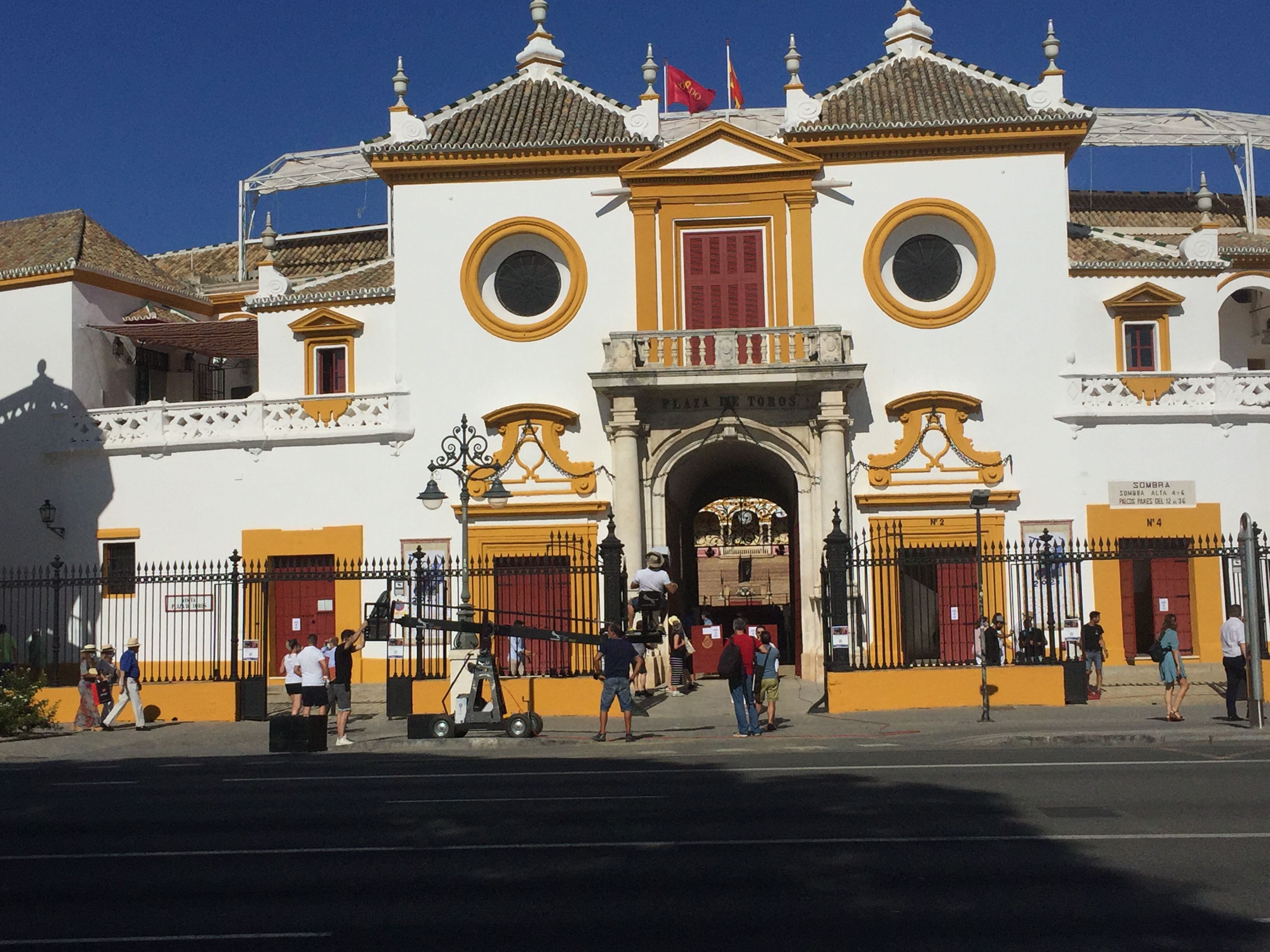 La Puerta del Príncipe, abierta, en plena Feria de San Miguel de Sevilla.