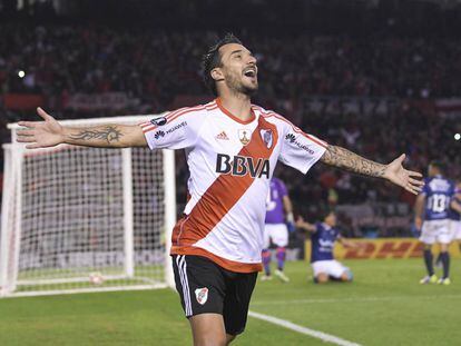 Ignacio Scocco, el h&eacute;roe de la noche, celebra uno de sus cinco goles. 