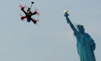 Un dron sobrevuela en las proximidades de la Estatua de la Libertad.