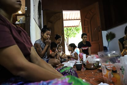 Hla Hla Win y Kay Myant Myant Lwin rezan junto a otras supervivientes en el refugio para mujeres de Freedom Restoration Project en Mae Sot, Tailandia. Dos veces al mes, las mujeres desayunan juntas y se reúnen con el equipo directivo de la organización. Después, rezan también juntas, cada una según su religión, en agosto de 2022.